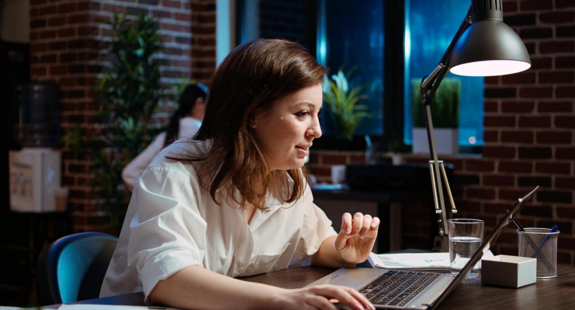 Estudiantes trabajando en estrategias de monetización móvil